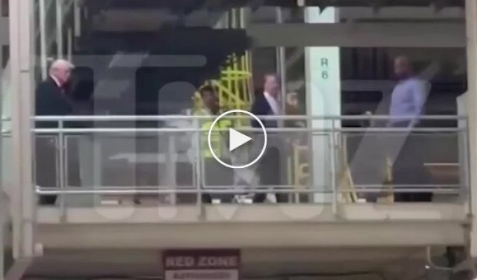 Трамп показал средний палец работнику завода в Детройте