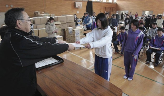 В разрушенных городах Японии оставшимся в живых школьникам выдали аттестаты (8 фото)