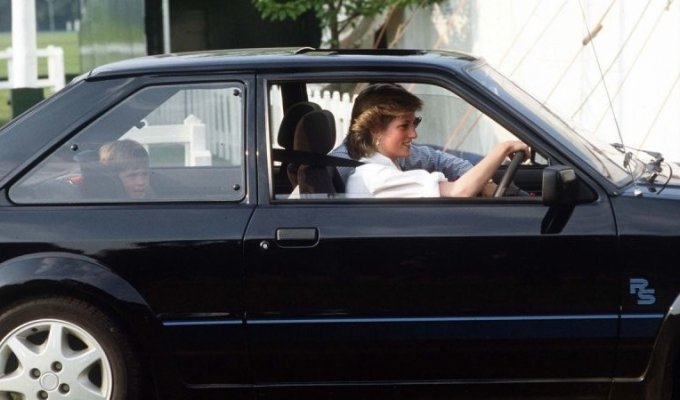 Ford Escort RS Turbo принцессы Дианы, на котором она возила своих маленьких сыновей на светские мероприятия, выставили на аукцион (23 фото)