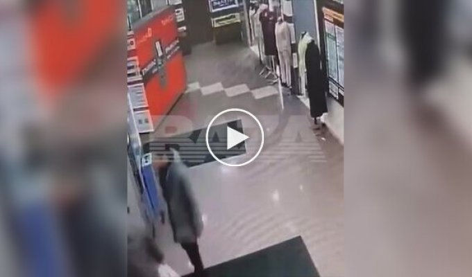 Robbery of the year: in Russia, a thief wanted easy money and set fire to a mannequin with women’s clothing