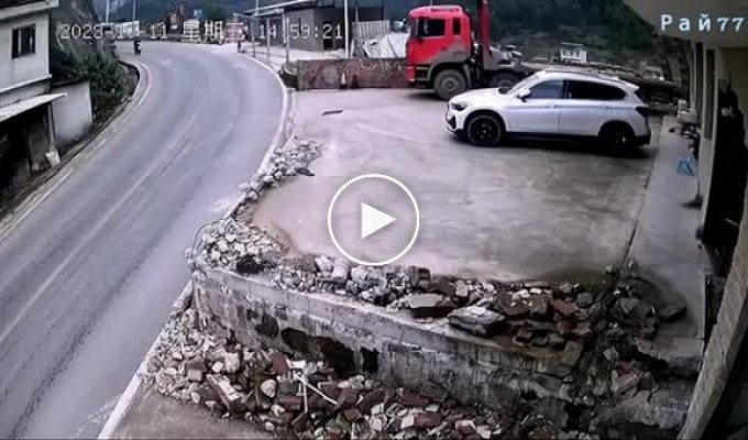 Неуправляемый грузовик чудом не раздавил мотоциклиста и попал на видео в Китае (тише звук)