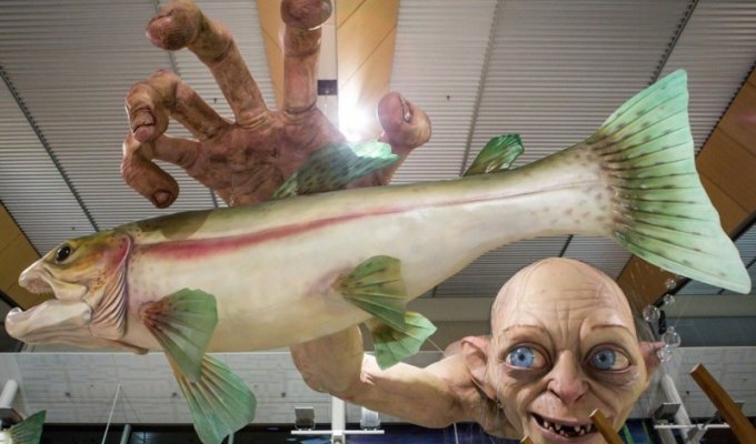 В аэропорту Веллингтона появилась инсталляция «Гигантский Горлум на рыбалке» (7 фото)
