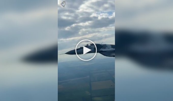 Пилот украинского МиГ-29 выполняет фигуру высшего пилотажа бочка, возвращаясь с боевого задания