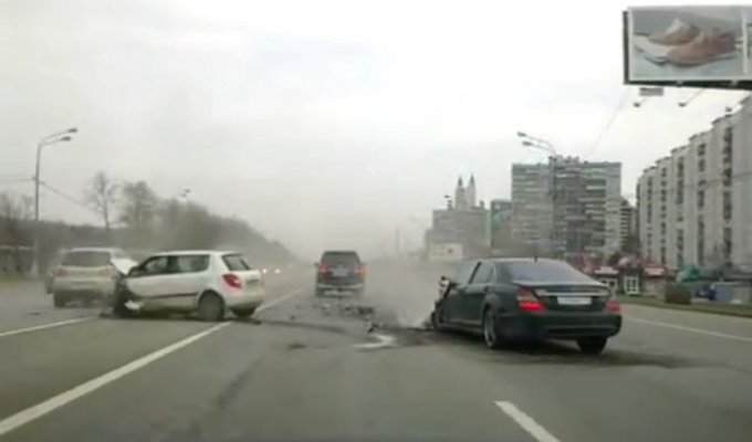 Серьезная лобовая авария на Кутузовском (28 фото + видео)
