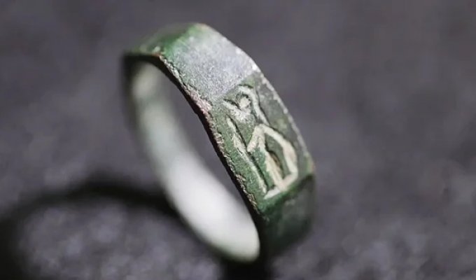 Teen finds 1,800-year-old ring depicting a Roman goddess (3 photos)