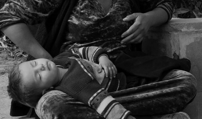 Почему спит ребенок на руках у попрошаек? Вы никогда не задумывались? (3 фото)