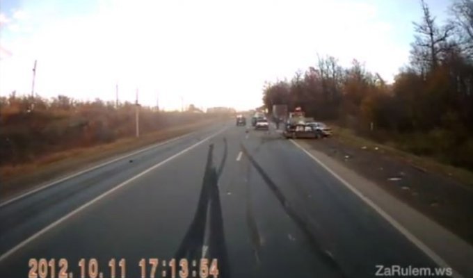 Пьяный дальнобойщик протаранил поток машин и скрылся с места аварии (4 фото + видео)