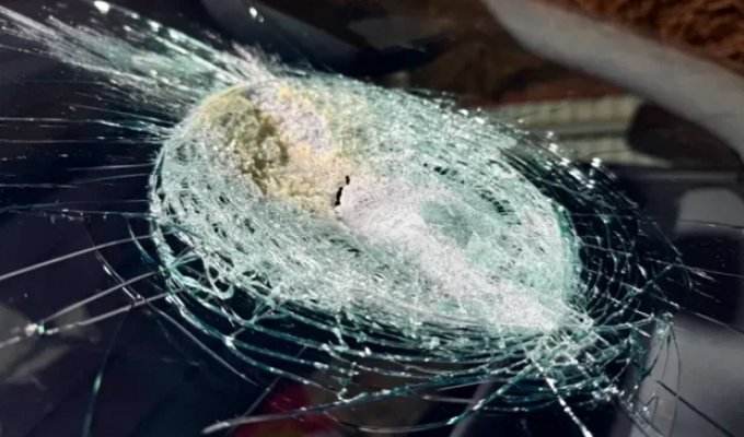 В электрокар Tesla попал метеорит: водителя спас автопилот FSD (3 фото)