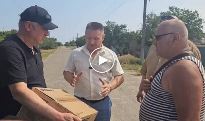 Представитель оккупационных властей в Скадовске вручил отцу ликвидированного военнослужащего армии РФ микроволновую печь