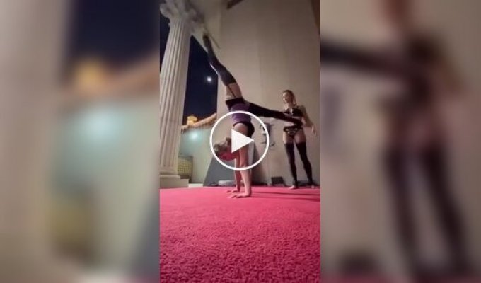 Красивый и сложный трюк в исполнении гимнасток