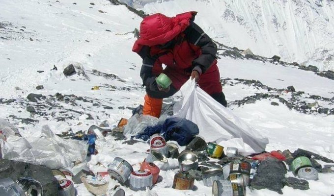 Двадцать непальских альпинистов пошли в так называемую зону смерти, чтобы собрать мусор (2 фото)