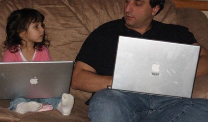 Мужчина делает одинаковые фото с дочерью с 2007 года и за 12 лет он ни капли не постарел (4 фото)