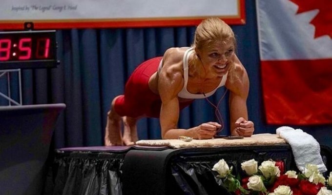 Женщина, державшая планку в течение 4 часов, смогла установить новый мировой рекорд (4 фото)