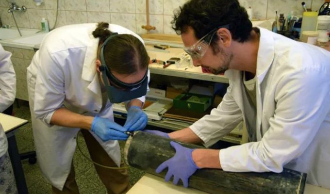 Bizarre Greetings from the Past: The Most Chilling Discoveries Found in Time Capsules (10 Photos)