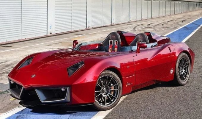 Codatronca Monza: Two seats and 700 hp (4 photos)