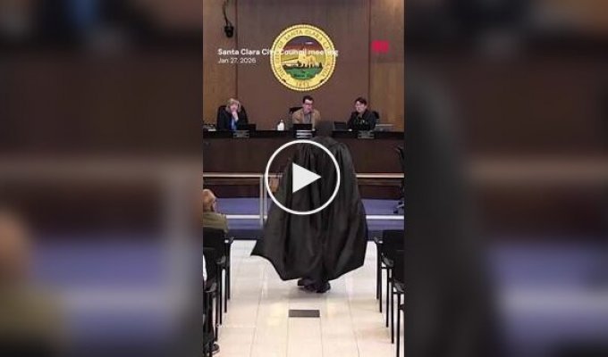 В США на заседание городского совета пришел Бэтмен