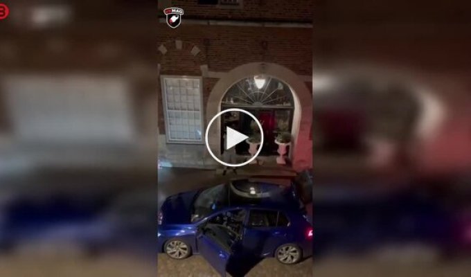 Перехожий з балкона зняв зухвале пограбування ювелірки