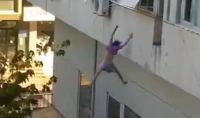 В Турции 19-летняя девушка, убегая от своих похитителей, выпрыгнула из окна многоэтажного дома (4 фото)
