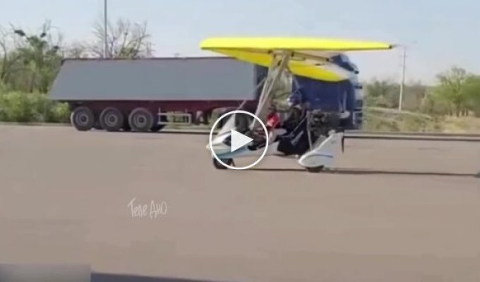 В Казахстане мужик на дельтаплане приземлился на АЗС, заправился и снова улетел