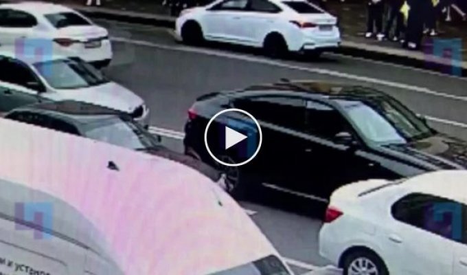 В центре Петербурга девушка на велосипеде врезалась в открытую дверь автомобиля
