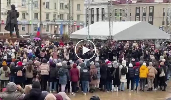 В Якутске, на площади Орджоникидзе, десятки людей (в основном женщины) вышли на акцию против мобилизации