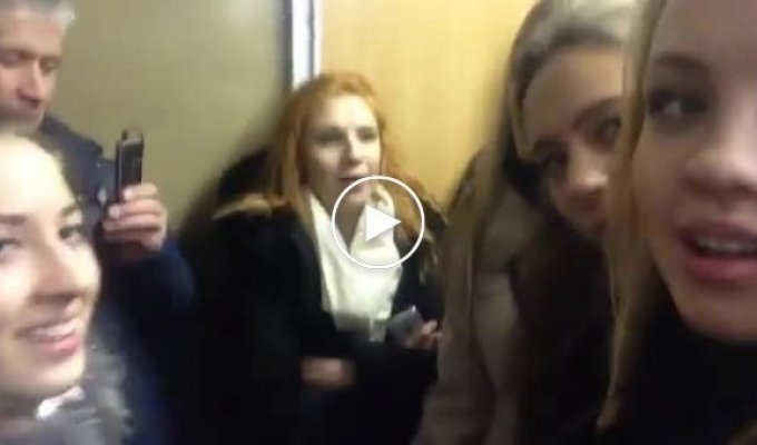 Девушки классно поют в метро