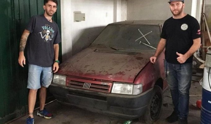 В Аргентине обнаружили склад с новыми нераспроданными автомобилями итальянских марок 1990-х (13 фото)