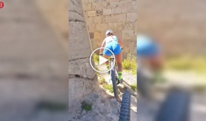 Велосипедисты едва не сорвались в пропасть из-за отвлекающего гида