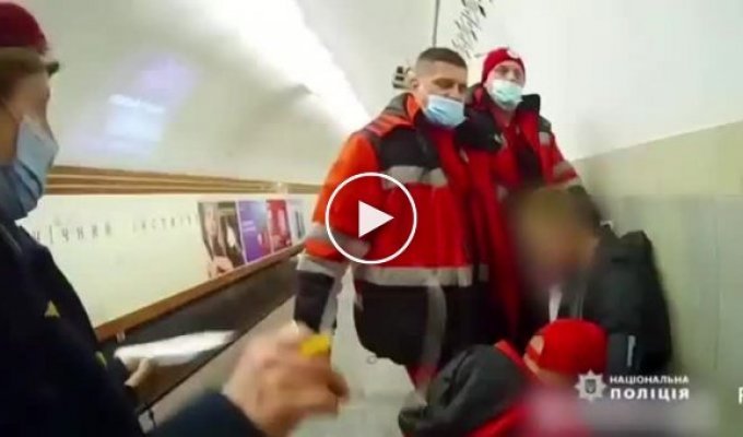 Полицейская спасла жизнь пассажиру метро, у которого остановилось сердце