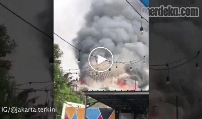 В Индонезии купол Большой мечети исламского центра обрушился из-за пожара