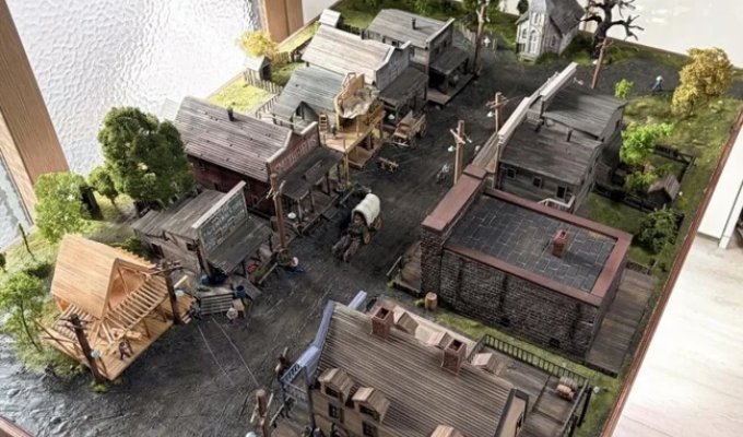 RDR2's Valentine Recreated in Miniature (6 Photos)