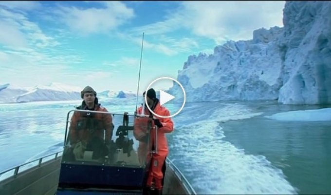 Они решили полюбоваться ледником в тот момент как он начал трещать по швам