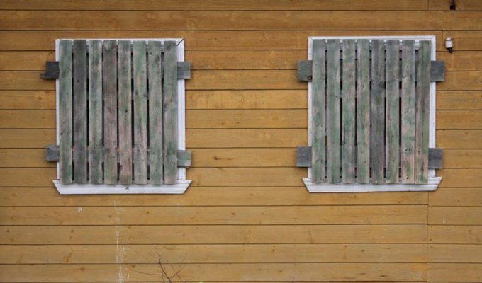 В Якутии суд обязал семью замуровать окна детских комнат (3 фото)