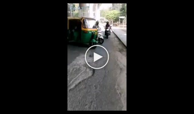 Мотоциклист, скрываясь с места ДТП, увез пожилого автомобилиста в Индии