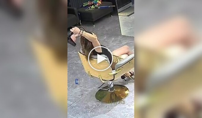 Фен загорелся в руках у девушки