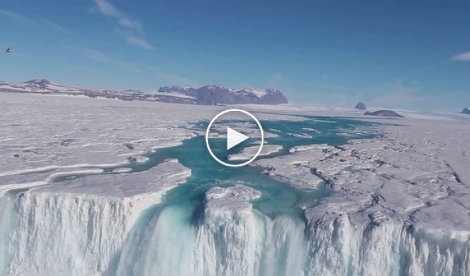 Река и водопад в Антарктиде