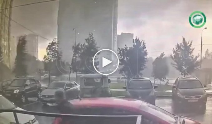 Штормовой ветер в Москве оторвал металлический контейнер и швырнул его на машины