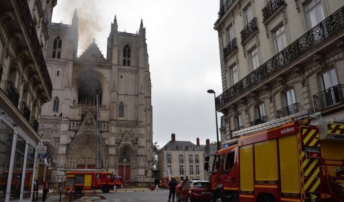 Пожар в соборе святого Петра и Павла во французском Нанте (11 фото)