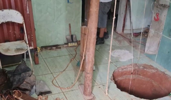 A gold miner dug a 40-meter hole under his house and fell through (4 photos)