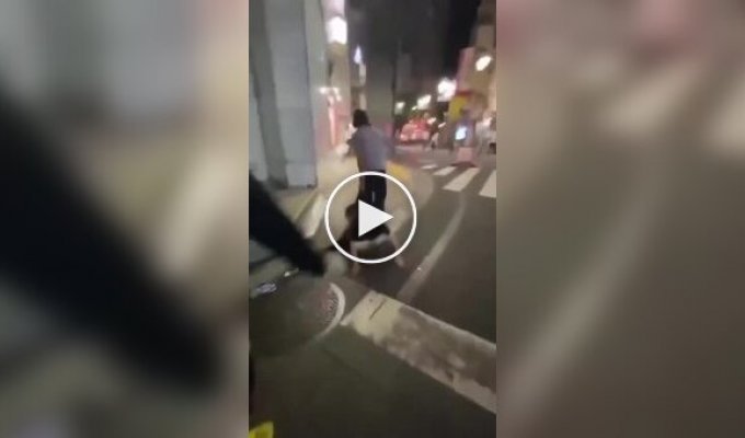 В Японии мужчина силой доставил правонарушителя в полицию