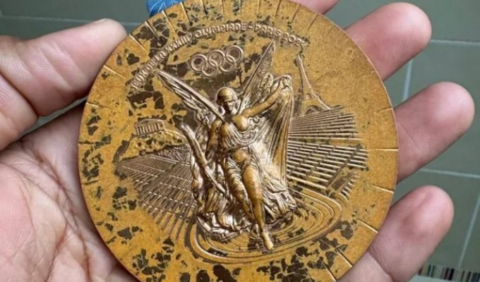 “The Bronze Shame of Paris”: Games Participants Return Defective Medals in Mass (3 photos)