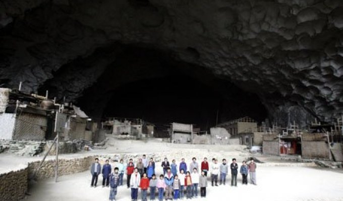 Троглодиты - жители пещер в Китае (8 фото)