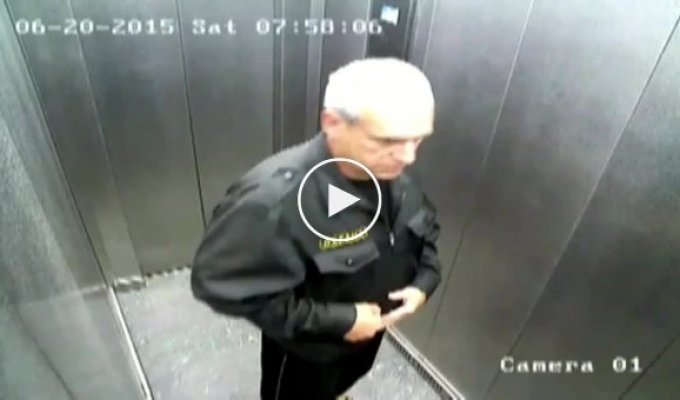 Крутой охранник в лифте