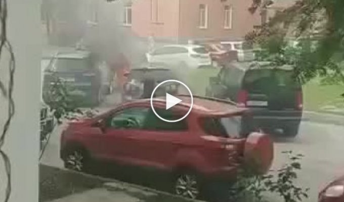 Мужчина спас девочку из горящей машины