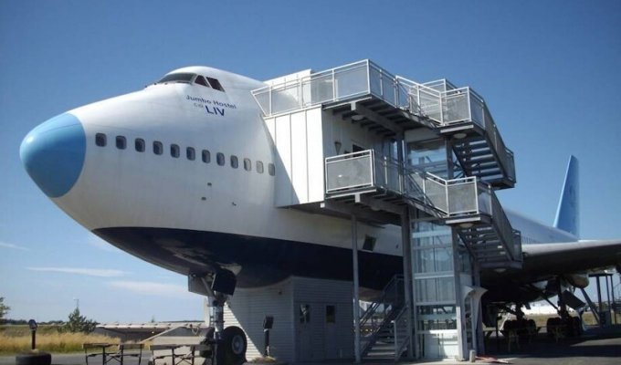 Вторая жизнь Boeing 747: самый необычный отель в мире (15 фото)