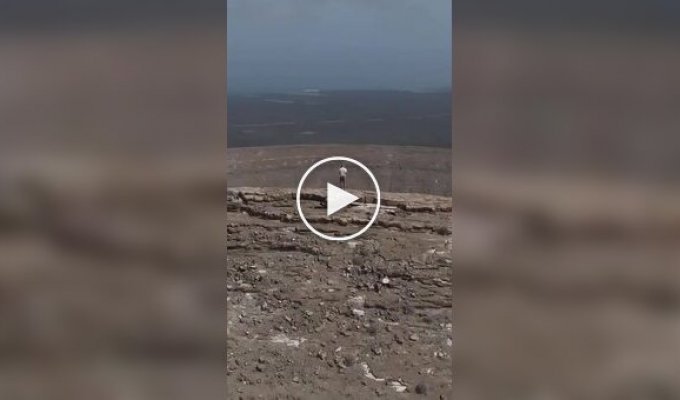 Кратер Барринджера в Аризоне — гигантская ударная чаша, сохранившаяся почти нетронутой