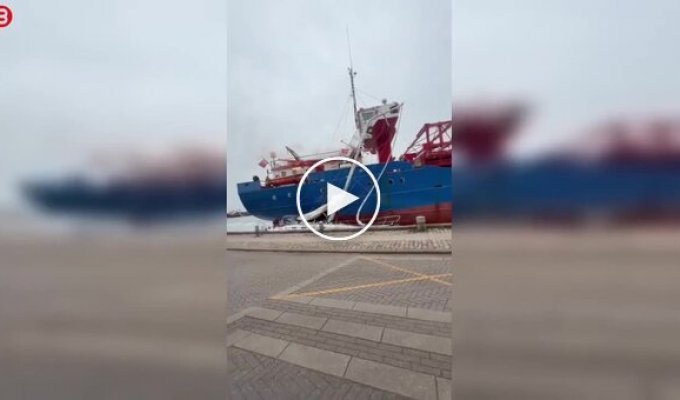 Пьяный штурман протаранил яхту и причал в датском порту