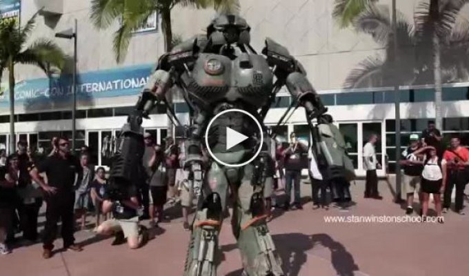 Классный костюм на робота на Comic-Con 2013