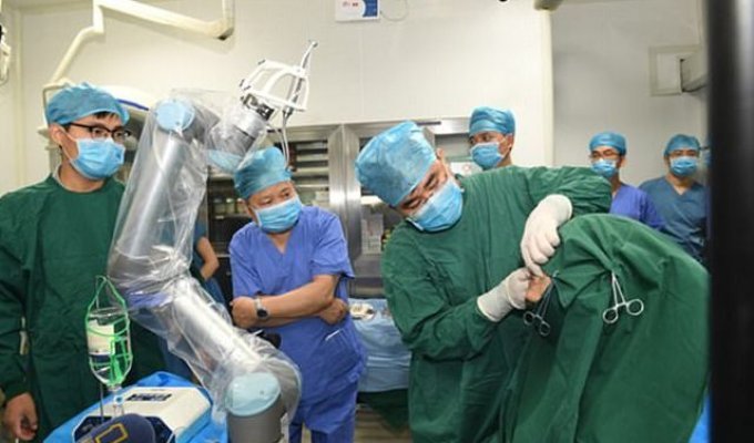 В Китае робот-стоматолог самостоятельно провел операцию (4 фото + видео)