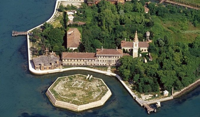Справжній закритий чумний острів у Венеції (7 фото)